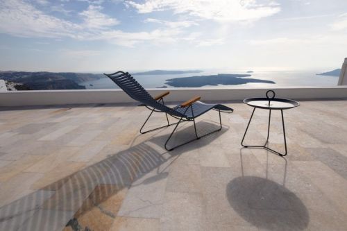 CLICK is een lijn van stoelen van het Deense designmerk Houe. De CLICK stoelen zijn gemaakt van gepoedercoat staal met dunne kunsstof lamellen. De CLICK SUNLOUNGER is een bijzonder comfortabele ligstoel! De verstelbare rugleuning is ontworpen om uw lichaam perfect te ondersteunen in de verschillende posities. De rondingen maken de Sunlounger ook bijzonder mooi van design. Ga zitten, vind uw positie en geniet!